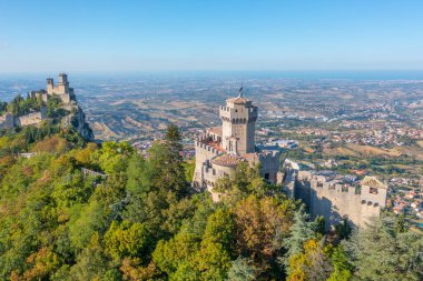 Torre Guaita ve Torre Cesta 'nın hakim olduğu San Marino' nun hava manzarası.