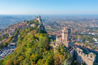 Torre Guaita ve Torre Cesta 'nın hakim olduğu San Marino' nun hava manzarası.