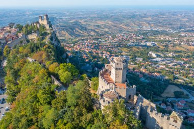 Torre Guaita ve Torre Cesta 'nın hakim olduğu San Marino' nun hava manzarası.