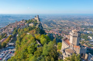 Torre Guaita ve Torre Cesta 'nın hakim olduğu San Marino' nun hava manzarası.