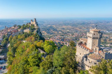 Torre Guaita ve Torre Cesta 'nın hakim olduğu San Marino' nun hava manzarası.