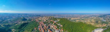 Üç kulesi olan San Marino 'nun havadan görünüşü.
