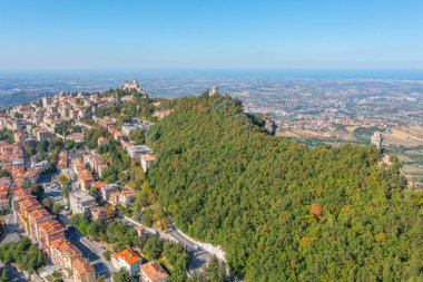 Torre Guaita ve Torre Cesta 'nın hakim olduğu San Marino' nun hava manzarası.