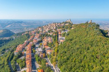 Torre Guaita ve Torre Cesta 'nın hakim olduğu San Marino' nun hava manzarası.