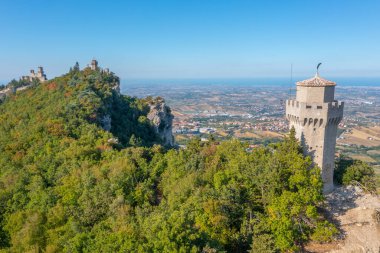 Üç kulesi olan San Marino 'nun havadan görünüşü.