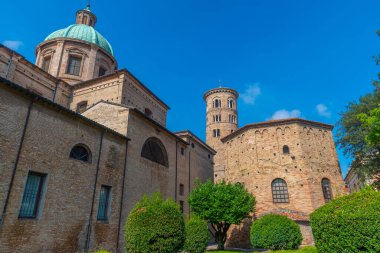 İtalyan kasabası Ravenna 'da İsa' nın Dirilişi Katedrali 'nin yanında Neoniano vaftiz töreni.