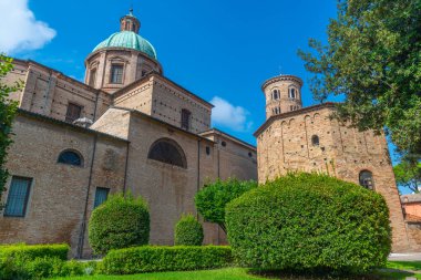İtalyan kasabası Ravenna 'da İsa' nın Dirilişi Katedrali 'nin yanında Neoniano vaftiz töreni.