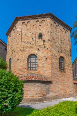İtalyan kasabası Ravenna 'da İsa' nın Dirilişi Katedrali 'nin yanında Neoniano vaftiz töreni.