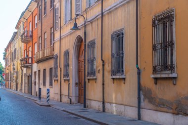 İtalyan kasabası Ravenna 'nın merkezinde bir sokak..
