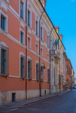 İtalyan kasabası Ravenna 'nın merkezinde bir sokak..