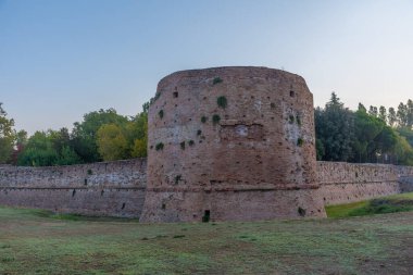 İtalyan kasabasındaki kale Ravenna.