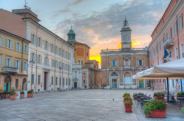 İtalyan kenti Ravenna 'da Piazza del Popolo' nun gündoğumu manzarası.