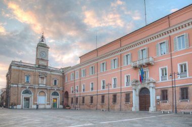 İtalyan kenti Ravenna 'da Piazza del Popolo' nun gündoğumu manzarası.