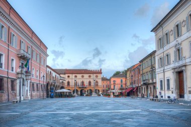 İtalya 'nın Ravenna kentindeki Piazza del Popolo' daki belediye binasının gündoğumu manzarası.