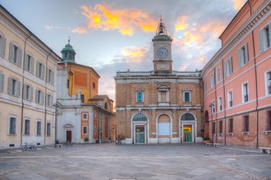 İtalyan kenti Ravenna 'da Piazza del Popolo' nun gündoğumu manzarası.