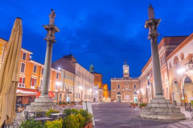 İtalyan kenti Ravenna 'da Piazza del Popolo' nun gündoğumu manzarası.