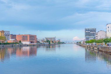 İtalyan şehri Ravenna 'da bir kanal görüntüsü.