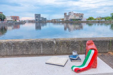 İtalya, Ravenna 'da bir kahve fincanı heykeli ve bir bankta kitaplar.