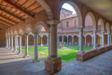 İtalya, Ferrara 'daki Katedral Müzesi' nin avlusunda..