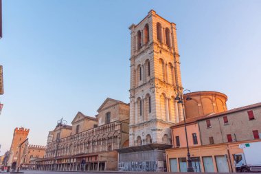 İtalyan kenti Ferrara 'daki katedralin gündoğumu manzarası.