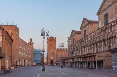 İtalyan kenti Ferrara 'daki Piazza Trento ve Triste' nin gündoğumu manzarası.