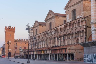 İtalyan kenti Ferrara 'daki Piazza Trento ve Triste' nin gündoğumu manzarası.
