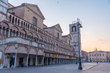 İtalyan kenti Ferrara 'daki katedralin gündoğumu manzarası.