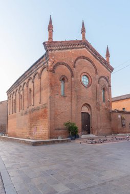 İtalya 'nın Ferrara kentindeki katedral müzesinin gündoğumu manzarası.