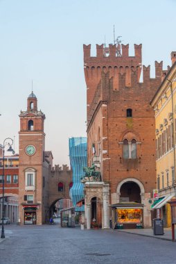 İtalyan kenti Ferrara 'da Corso Porta Reno' nun gündoğumu manzarası.