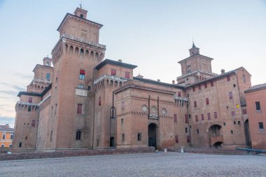 İtalyan kenti Ferrara 'da Castello' nun gündoğumu manzarası.