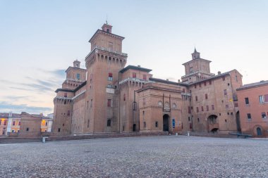 İtalyan kenti Ferrara 'da Castello' nun gündoğumu manzarası.