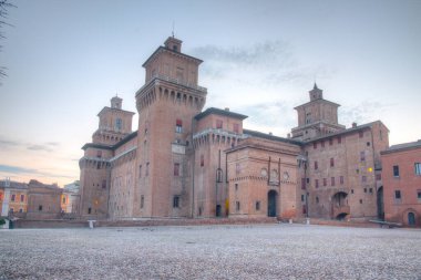 İtalyan kenti Ferrara 'da Castello' nun gündoğumu manzarası.