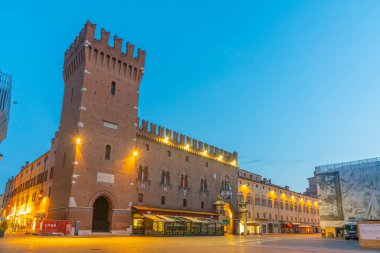 İtalyan kenti Ferrara 'daki Piazza Trento ve Triste' nin gündoğumu manzarası.