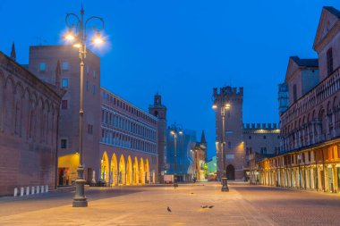 İtalyan kenti Ferrara 'daki Piazza Trento ve Triste' nin gündoğumu manzarası.