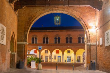 İtalyan kenti Ferrara 'daki Piazza del Municipio' nun gece manzarası.
