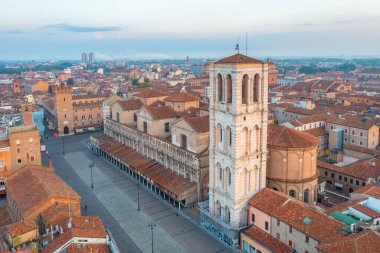 İtalya 'nın Ferrara kentindeki Piazza Trento ve Triste' nin gündoğumu hava manzarası.