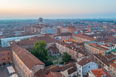 İtalya 'nın Ferrara kentindeki Piazza Trento ve Triste' nin gündoğumu hava manzarası.