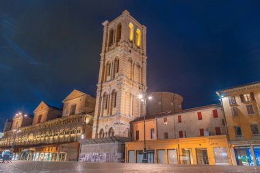 İtalyan kenti Ferrara 'daki katedralin günbatımı manzarası.