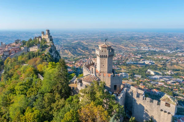 Torre Guaita ve Torre Cesta 'nın hakim olduğu San Marino' nun hava manzarası.