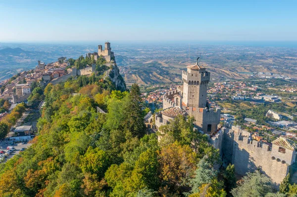 Torre Guaita ve Torre Cesta 'nın hakim olduğu San Marino' nun hava manzarası.