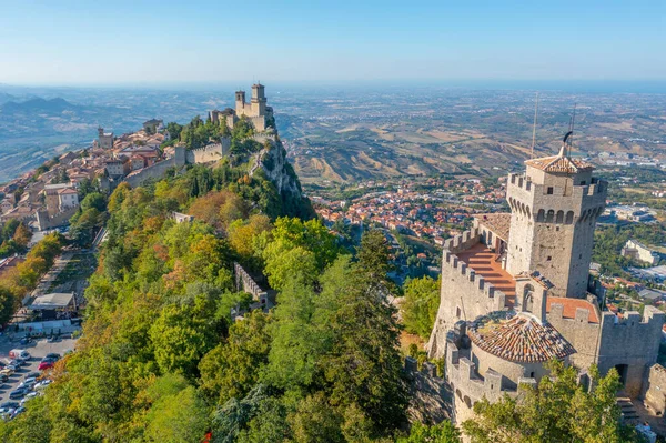 Torre Guaita ve Torre Cesta 'nın hakim olduğu San Marino' nun hava manzarası.