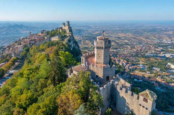 Torre Guaita ve Torre Cesta 'nın hakim olduğu San Marino' nun hava manzarası.