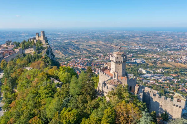 Torre Guaita ve Torre Cesta 'nın hakim olduğu San Marino' nun hava manzarası.