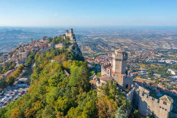Torre Guaita ve Torre Cesta 'nın hakim olduğu San Marino' nun hava manzarası.