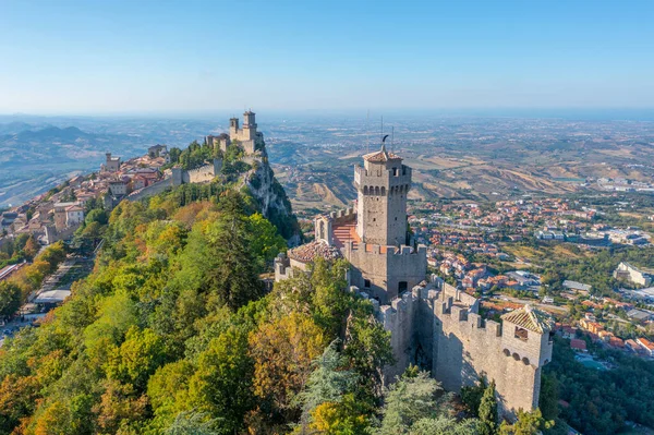 Torre Guaita ve Torre Cesta 'nın hakim olduğu San Marino' nun hava manzarası.