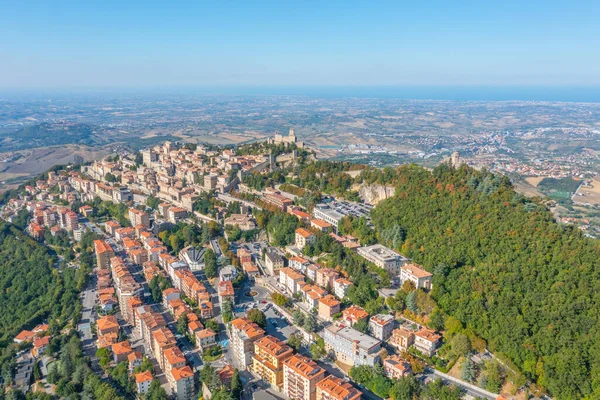 Torre Guaita ve Torre Cesta 'nın hakim olduğu San Marino' nun hava manzarası.