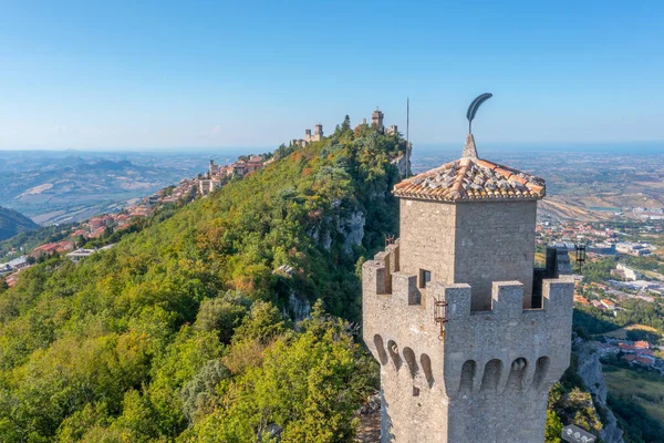 Üç kulesi olan San Marino 'nun havadan görünüşü.