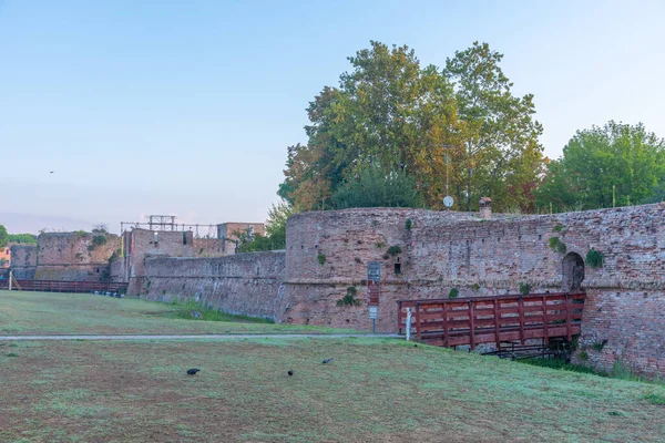 İtalyan kasabasındaki kale Ravenna.