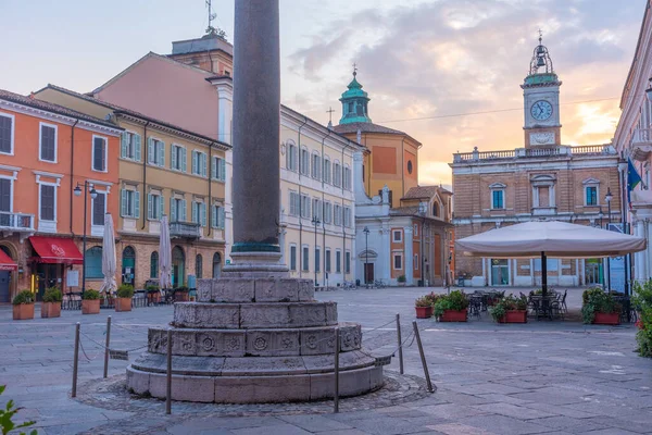 İtalyan kenti Ravenna 'da Piazza del Popolo' nun gündoğumu manzarası.