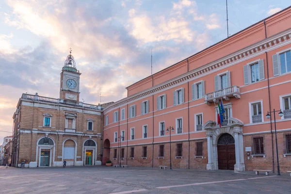 İtalyan kenti Ravenna 'da Piazza del Popolo' nun gündoğumu manzarası.
